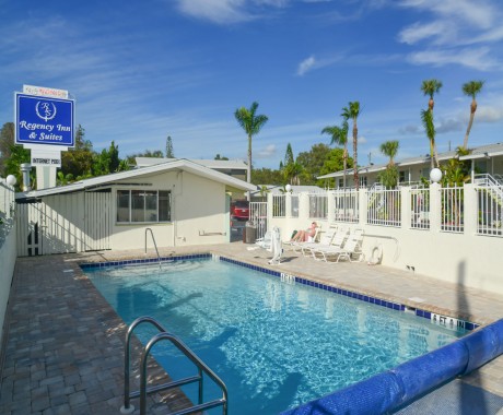 Regency Inn & Suites Sarasota - Inviting Pool