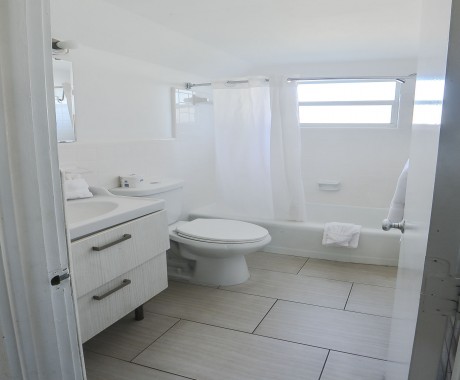 Regency Inn & Suites Sarasota - Private Bathroom